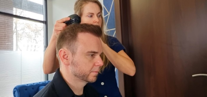 Příčiny mužské plešatosti je třeba hledat ve fungování mužských pohlavních hormonů (androgenních hormonů) a v reakci těla na tyto hormony