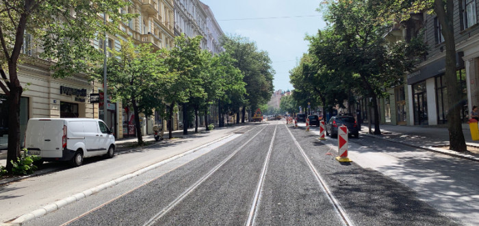 Vinohradská ulice už je kompletně otevřena, ale stále čeká na pořádnou rekonstrukci
