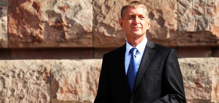Janoušek disponuje celou sítí vlivných přátel. Jedním z nich, který se taktéž může chlubit širokými vazbami, je ex-politik a lobbista Martin Ulčák
