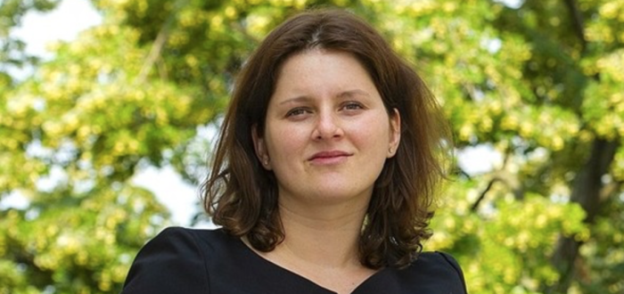 Jana Maláčová kontroluje fabriky, obědvá s končícím velvyslancem a odepisuje na komentáře na facebooku