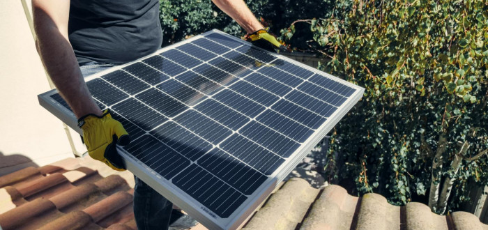 Solární panel: Představte si svou střechu nejen jako krytinu chránící dům před deštěm, ale jako tichou továrnu na energii
