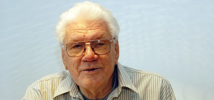 Herec sice patřil ke komunistům, ale přes bratrova zvěrstva se nemohl přenést