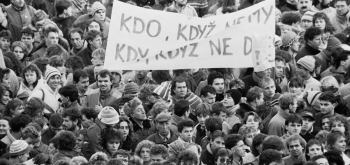Co by se stalo, pokud by byl vydán rozkaz demonstraci rozehnat, se snad už dnes raději ani nedomýšlejme