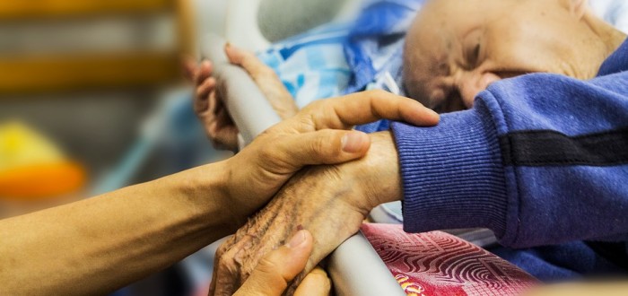 Odchod ze života je vždy smutný. Někteří lidé si přejí o své poslední hodině rozhodnout sami