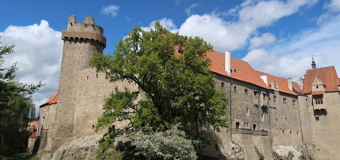 Strakonický hrad je opředen pověstmi. Rozhodně ale není jediný, který by měli milovníci děsuplných příběhů navštívit...