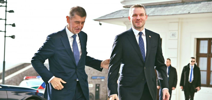 Premiér si postěžoval před odletem do Bratislavy, kde se mimo jiné setkal s krajanem Peterem Pellegrinim