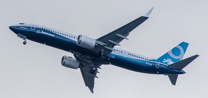 Boeing 737 MAX 9 v barvách výrobce při svém prvním letu v dubnu 2017 