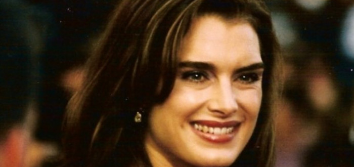 Supermodelka a herečka Brooke Shields by na svoji krásu mohla mít ochrannou známku. Jednak má krásné, tmavé a husté obočí, hnědé vlasy a zelené oči. A jednak její postava a zdravá image mluví za vše