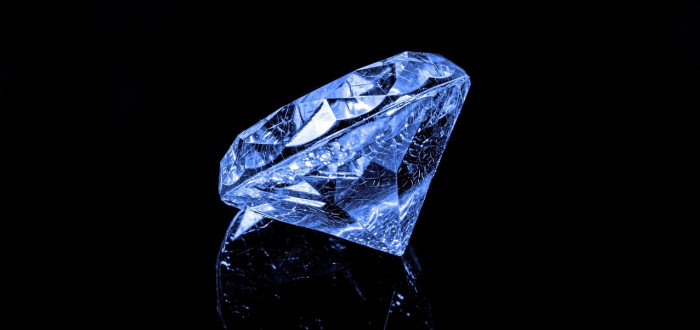 Diamant je téměř nejtvrdší známý přírodní minerál a jedna z nejtvrdších látek na světě