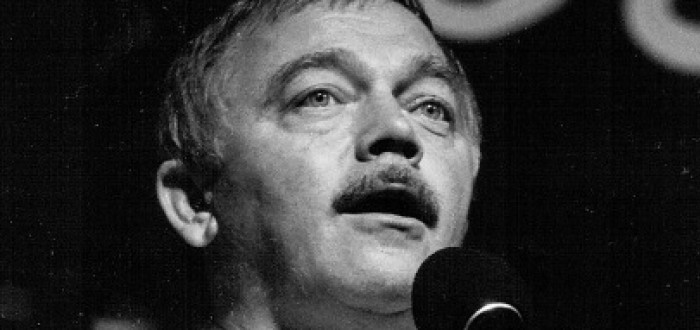 Karel Kryl byl nejen skvělý muzikant a básník. V mládí se vyučil keramickému řemeslu na bechyňské průmyslovce. A proto v průběhu svého krátkého života i výtvarně tvořil