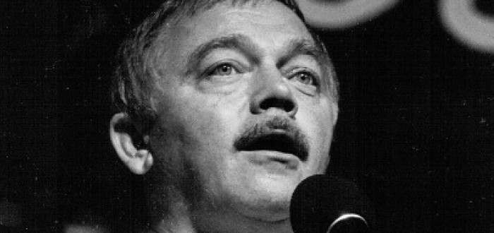 Karel Kryl byl nejen skvělý muzikant a básník. V mládí se vyučil keramickému řemeslu na bechyňské průmyslovce. A proto v průběhu svého krátkého života i výtvarně tvořil