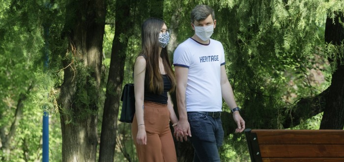 S koronavirem se zkrátka musíme naučit žít