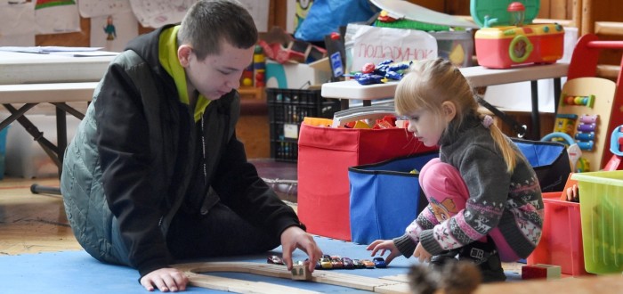 Ukrajinské děti údajně ruští vojáci unášejí do Ruska, jedním z nich je i malá Kira