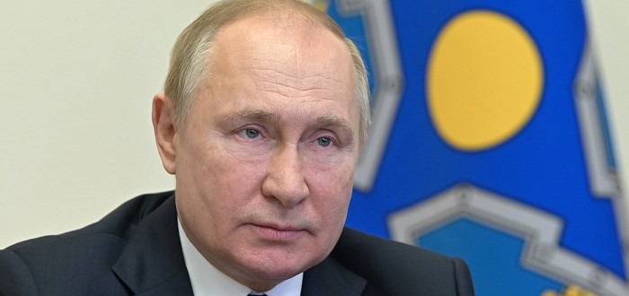 "Je tak chladný, že se téměř plazí,“ napsala o Putinovi bývalá ministryně zahraničí USA Madeleine Albrightová