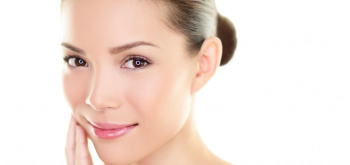 Vrásky kolem očí od smíchu jsou hezké a přirozené, ale občas mohou trápit. Především pokud nosíte make-up či korektory