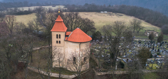 Hradišti Budeč dominuje kostel sv. Petra a Pavla