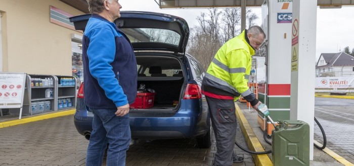 Lidé panikaří, benzin tankují do všeho, co mají po ruce