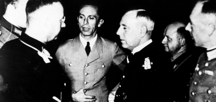 Goebbels (uprostřed), mluví s Heinrichem Himmlerem (vlevo) a admirálem Canarisem (3. zprava) během dne NSDAP 10. září 1936