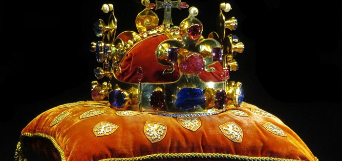 Svatováclavská koruna podle odborníků svým postavením a počtem kamenů symbolizuje nebeský Jeruzalém