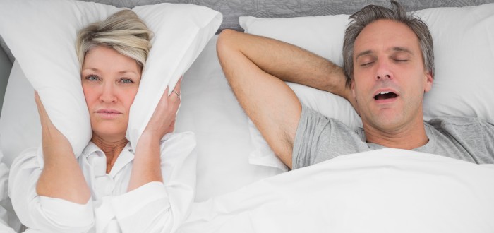 Chrápání může být způsobeno mimo jiné i povolenými svaly v krku. Může tedy pomoci jejich posílení