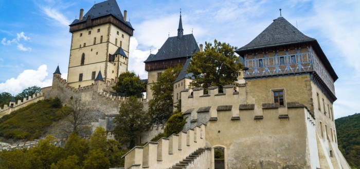 Karlštejn je mohutný kamenný gotický hrad, který stojí na vápencové skalní ostrožně