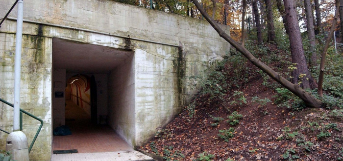 Vstup do podzemí Thomayerovy nemocnice. Zdejší kryt je prý stále připraven k použití