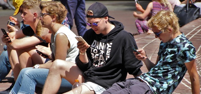 Teenageři tráví na mobilu spoustu hodin denně