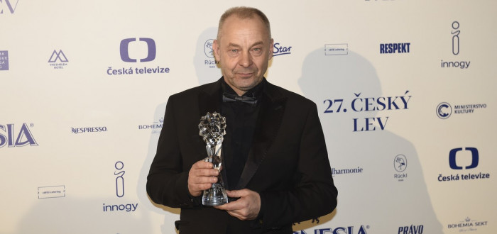 Režisér Václav Marhoul a jeho snímek Nabarvené ptáče si odneslo devět sošek Českého lva