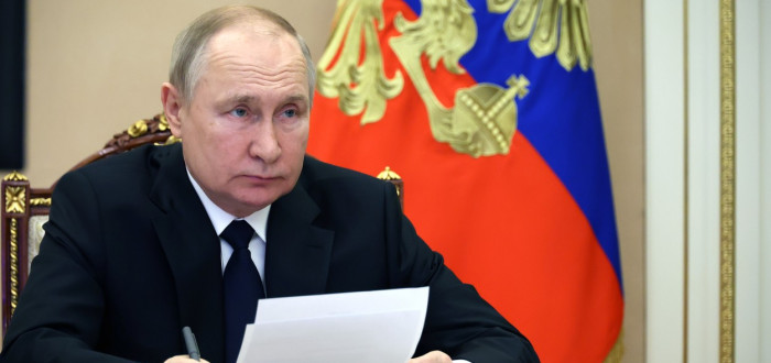Ruský prezident Putin teď ale musí peníze utrácet hlavně za válku na Ukrajině