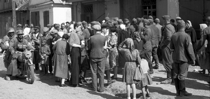 V Sovětském svazu se toho za desítky let změnilo jen málo, vlastně i v dnešním Rusku lidé často trpí hlady a dřou bídu s nouzí