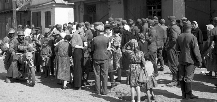V Sovětském svazu se toho za desítky let změnilo jen málo, vlastně i v dnešním Rusku lidé často trpí hlady a dřou bídu s nouzí