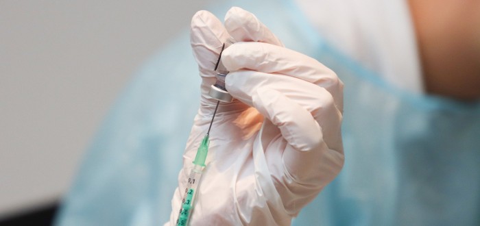 Britské úřady přiznávají problémy látky AstraZeneca, riziko je ale prý malé