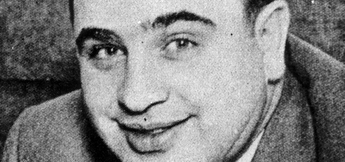 Al Capone před svou kriminální kariérou pracoval jako prodavač v obchodě se sladkostmi