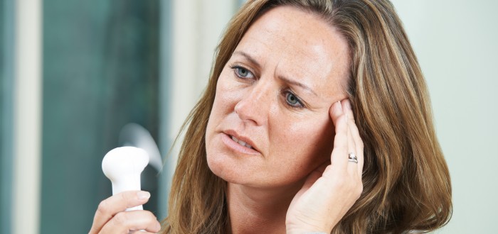 Mezi symptomy menopauzy patří mimo jiné i návaly horka a noční pocení