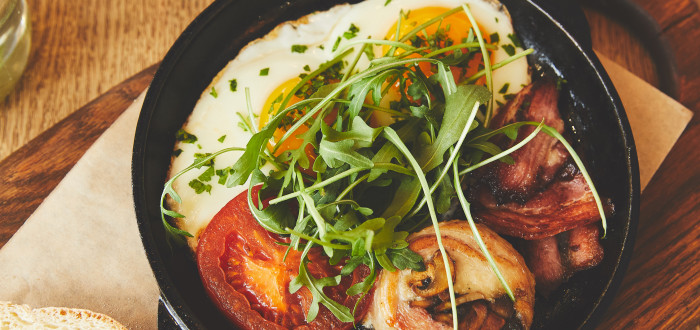 Podle výživového specialisty je ideální si dát ke snídani vejce s rajčaty, žampionem a sýrem halloumi