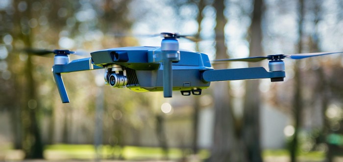 Ve francouzských městech jsou lidé pod dohledem dronů