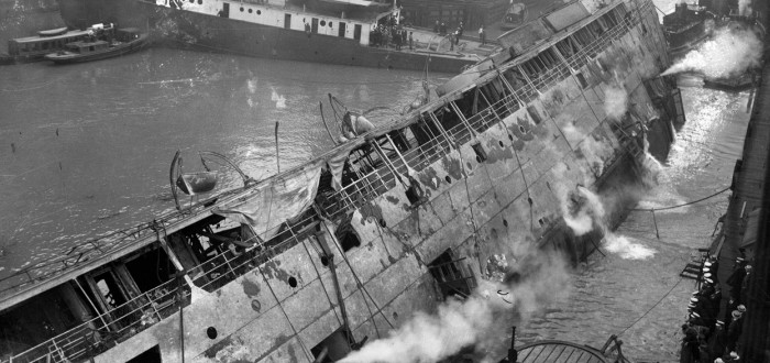SS Eastland byl americký parník, původně sloužící pro přepravu ovoce, později přestavěný na výletní loď
