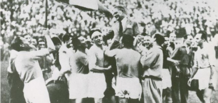 Italští fotbalisté se radují z triumfu na mistrovství světa. K jejich vítězství dopomohl i Benito Mussolini