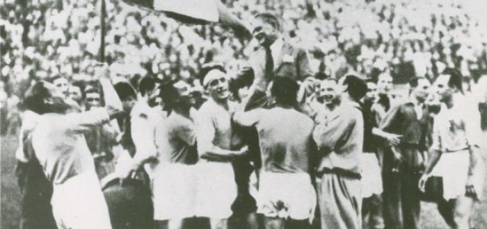 Italští fotbalisté se radují z triumfu na mistrovství světa. K jejich vítězství dopomohl i Benito Mussolini