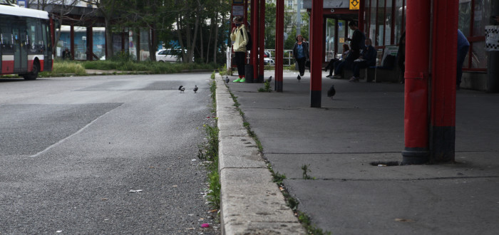Nástupiště je zasypané cigaretovými nedopalky