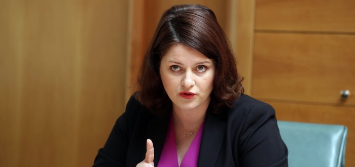 Jana Maláčová se portrétuje jako rváč za pracující, pečenou husou to ale příliš nezlepšila