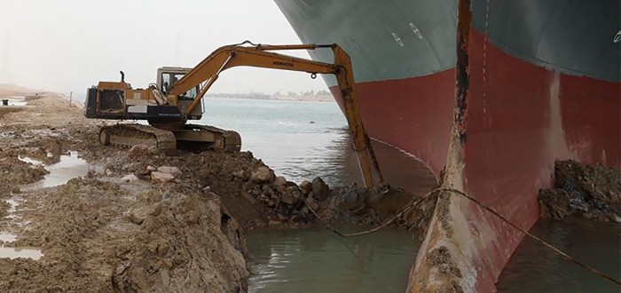 Suez je 193 km dlouhý průplav v Egyptě spojující Středozemní a Rudé moře
