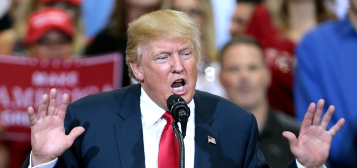 Donald Trump se rozhodl plnit roli ruského trojského koně a údajně zabránit třetí světové válce nedodáváním vojenského materiálu Ukrajině