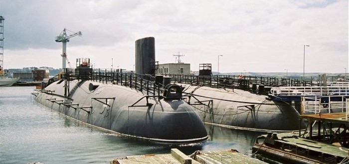 HMS Conqueror na základně, plavidlo napravo.