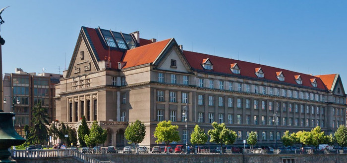 Právnická fakulta Univerzity Karlovy v posledních dnech vstřebává obrovskou tragédii