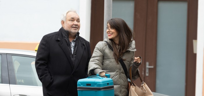 Do televizního seriálu Ulice se doslova přižene nová postava. Pánové budou mít co dělat, aby jejímu kouzlu odolali. Podaří se jim to? 