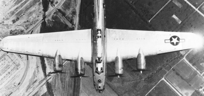 Svůj náklad nad Prahou 14. února 1945 vypustily letouny B-17 Flying Fortess americké 8. letecké armády