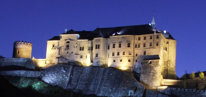 Ze skály pod hradem prý vypadává do Sázavy zlato. Nechcete se přesvědčit sami? 