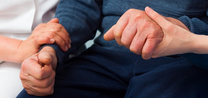 Jedním ze symptomů Parkinsonovy choroby je třes rukou