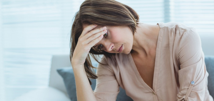 Deprese je závažná, dlouhotrvající porucha psychiky projevující se snížením až vymizením schopnosti prožívat potěšení, pokleslými náladami jedince a patologickým smutkem